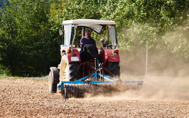 Arare il terreno