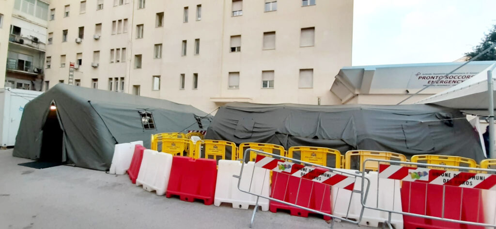 Allestimento tende nel piazzale Pronto soccorso 1