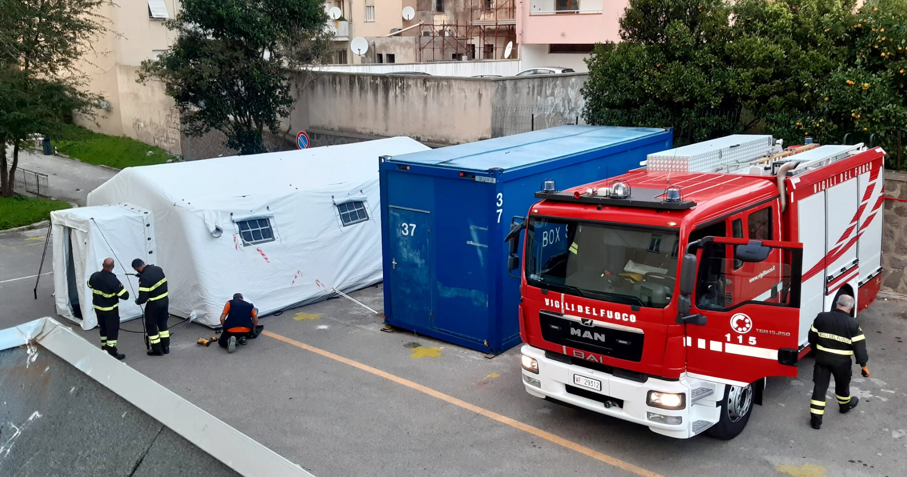 Allestimento tende nel piazzale Pronto soccorso 3