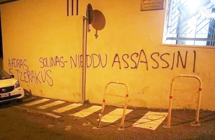 Scritte contro Solinas e Nieddu