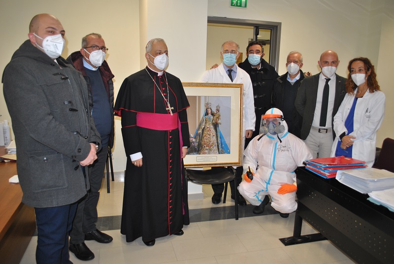 L’arcivescovo di Sassari visita i pazienti di Malattie infettive