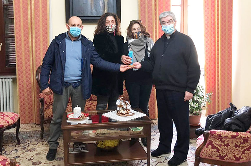 L'infermiera anti-Covid del presepe 2020 donata al Vescovo di Verona /  Attualità / Home - Verona Fedele