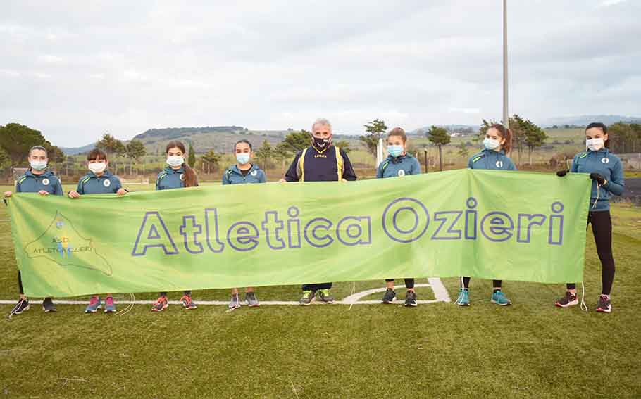 2020 Gavino Ortu con alcune atlete dellASD Atletica Ozieri