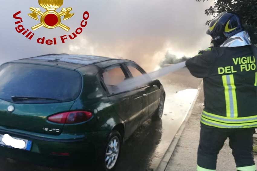 Auto in fiamme in via Galvani a Olbia