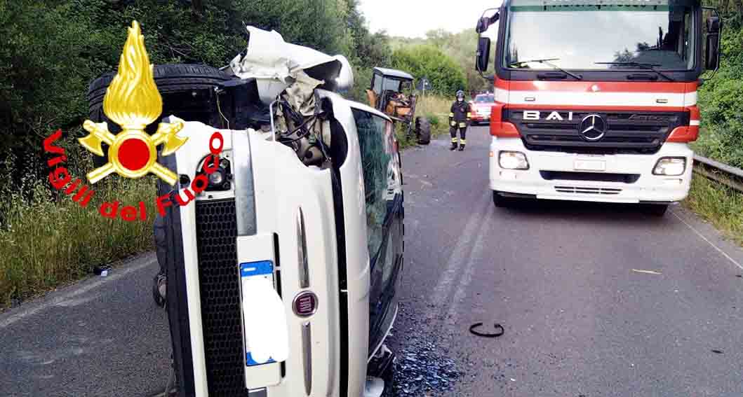 Fiat 500 si scontra con un trattore sulla provinciale dell'Argentiera: un ferito 1 Auto contro trattore provinciale dellArgentiera
