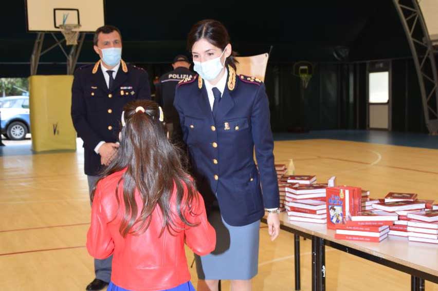 La Polizia di Stato in tutte le province italiane con «Il mio diario 2021-2022» 1 Il mio diario Polizia di Stato Sassari