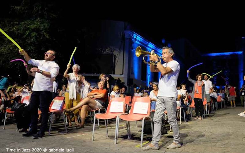 Time in Jazz 2020 • Paolo Fresu tra il pubblico in Piazza del Popolo a Berchidda foto Gabriele Lugli