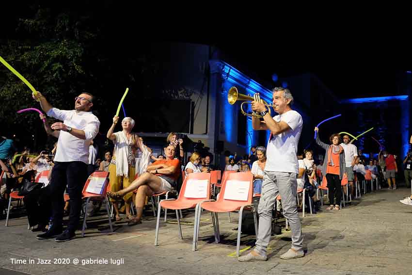 Time in Jazz 2020 • Paolo Fresu tra il pubblico in Piazza del Popolo a Berchidda foto Gabriele Lugli