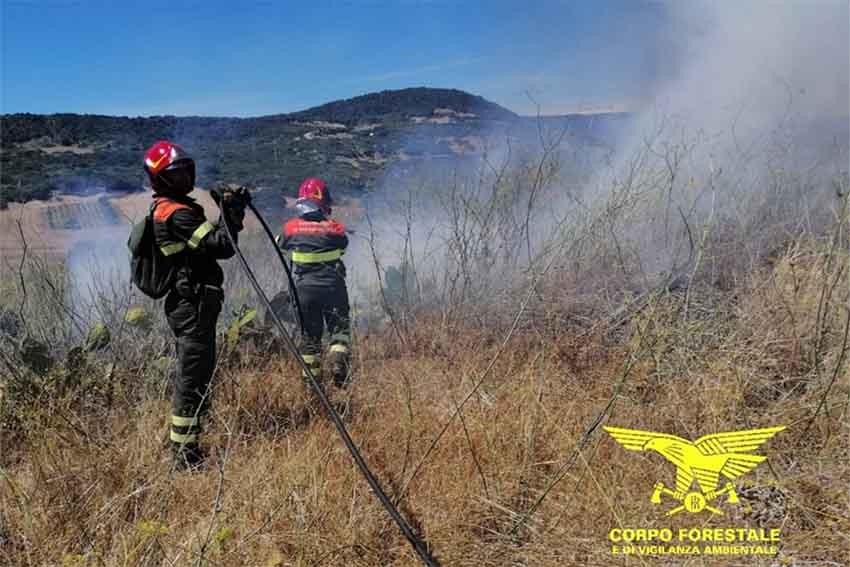Incendi Sardegna 20 giugno: spenti 19 roghi, a Ittiri in azione 3 elicotteri e un Canadair 1 Incendi Sardegna 2