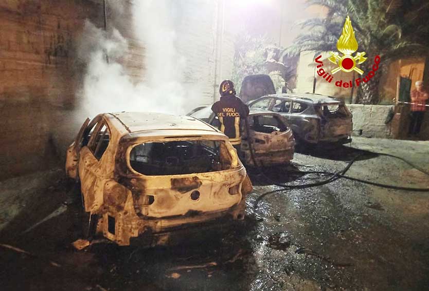 Incendio a Castelsardo, distrutte tre auto 1 Incendio a Castelsardo