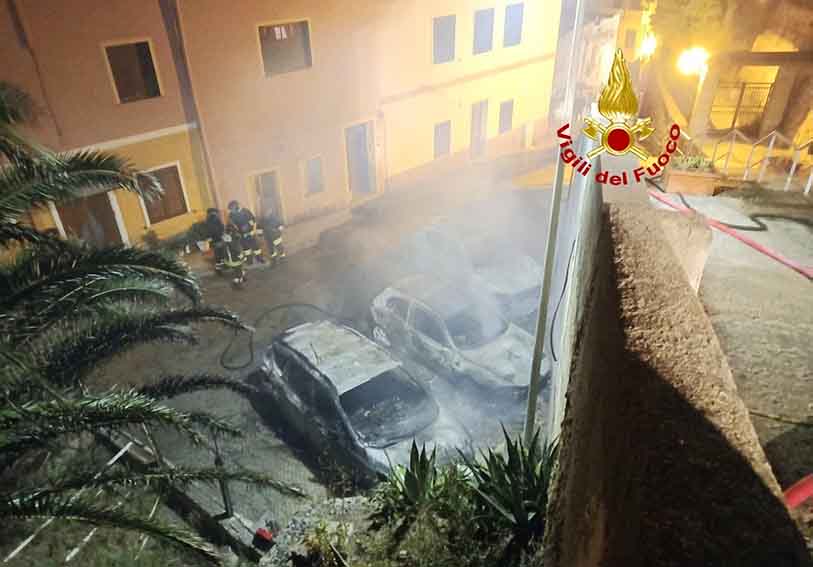 Incendio a Castelsardo, distrutte tre auto 2 Incendio a Castesardo