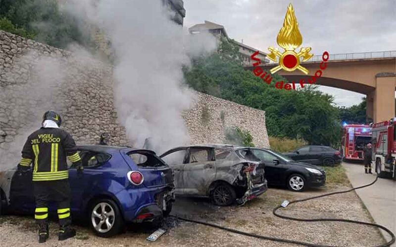 Incendio auto a Sassari in via Col di Lana