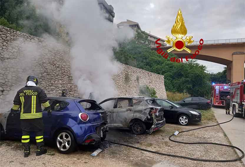 Sassari, prendono fuoco due auto sotto il Ponte Rosello 1 Incendio auto a Sassari in via Col di Lana