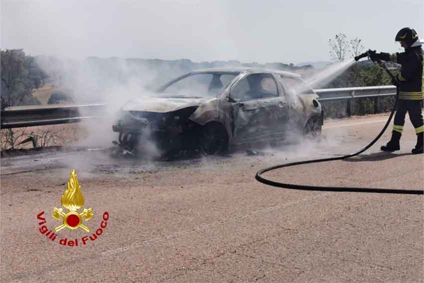 Auto in fiamme Buddusò