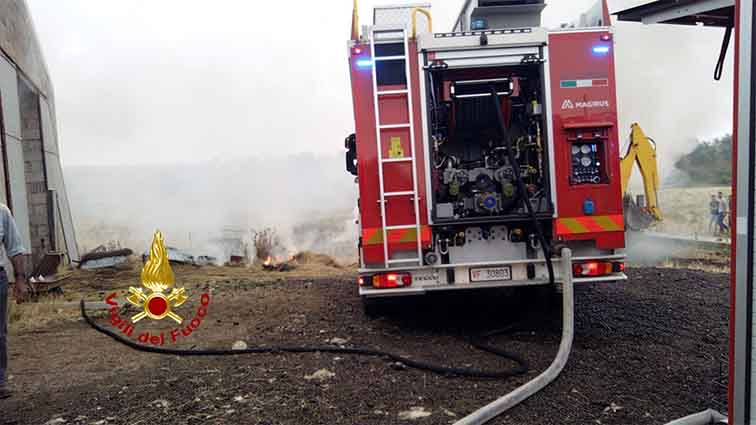 Bonnanaro, spento appena in tempo un incendio in un fienile 2 Incendio fienile Bonnanaro 2