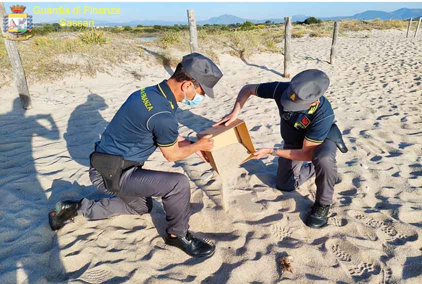 Guardia di Finanza: restituiti agli arenili della Sardegna oltre 100 kg di sabbia e sassi 1 Sabbia rubata Olbia