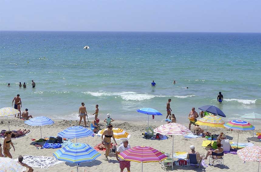 Alghero, furti nella spiaggia di Maria Pia: denunciata 19enne 1 Spiaggia Alghero