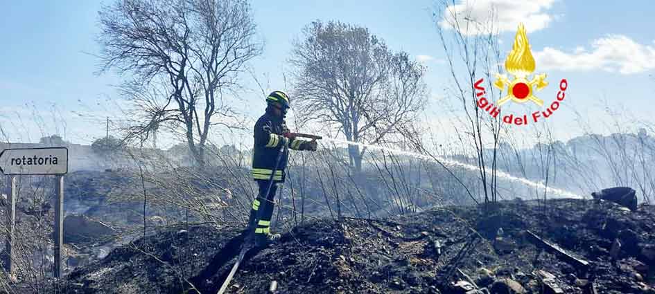Incendi Sardegna 5 agosto: a Ozieri bruciata una superficie di 2 ettari 2 Incendio Chilivani vigili del fuoco Ozieri