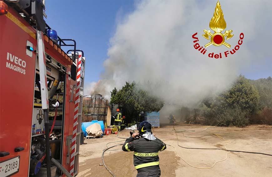 Incendio nel magazzino di un ristorante a Baia Sardinia: intervengono i Vigili del Fuoco 2 Incendio locale Baia Sardinia