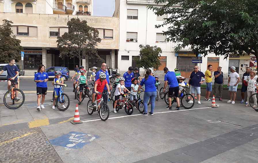 Gara ciclistica Ozieri piazza Garibaldi