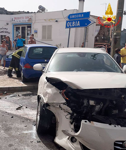 Scontro fra 2 auto a Posada, ragazza estratta dai Vigili del Fuoco 2 Incidente Posada 2