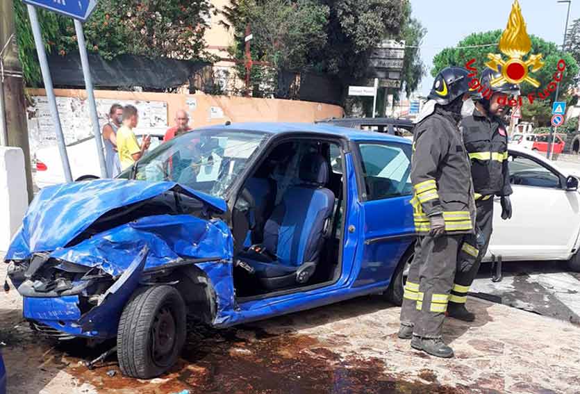 Scontro fra 2 auto a Posada, ragazza estratta dai Vigili del Fuoco 1 Incidente Posada