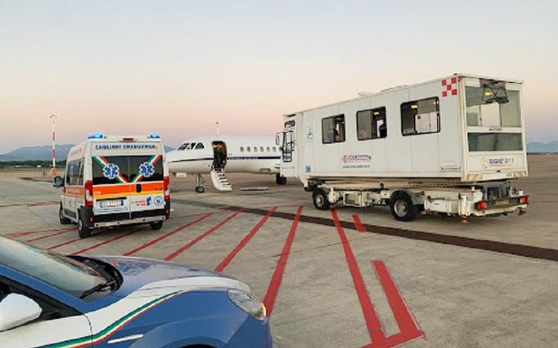 Volo Cagliari Milano neonato pericolo vita