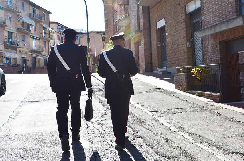 Meccanico difende il nipote e poi pesta un collega, 3 denunce in un paese della Marmilla 1 Carabinieri a piedi