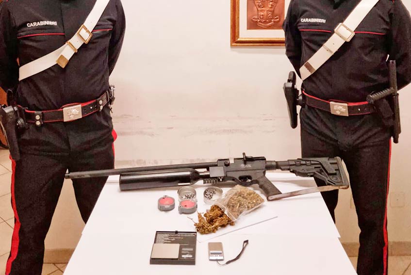 Sestu. Droga e fucile in casa, arrestato 49enne e denunciato il figlio 21enne 1 Droga e fucile a Sestu