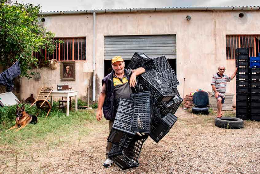 Frame tratto da LUOMO DEL MERCATO di Paola Cireddu