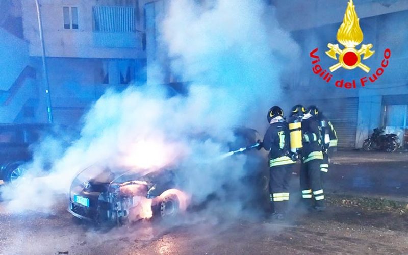 Incendio auto Sassari via Leoncavallo