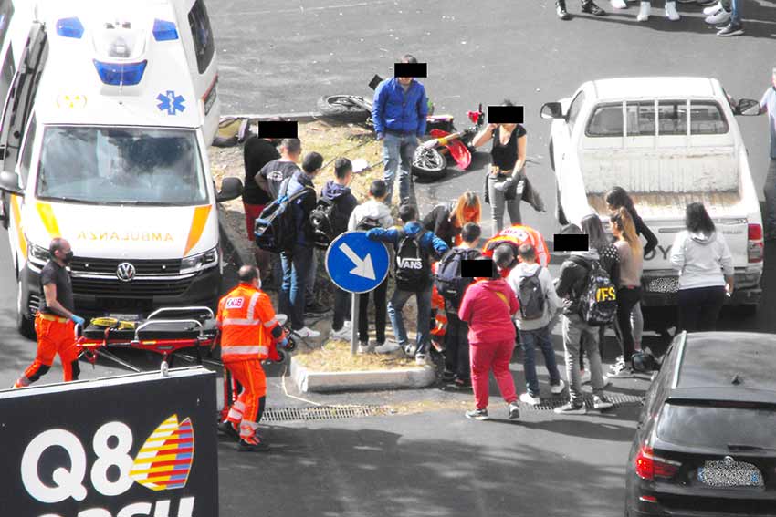 Ozieri, 2 feriti nello scontro tra una moto e un'auto nella rotatoria di via De Gasperi 1 Incidente Ozieri rotatoria