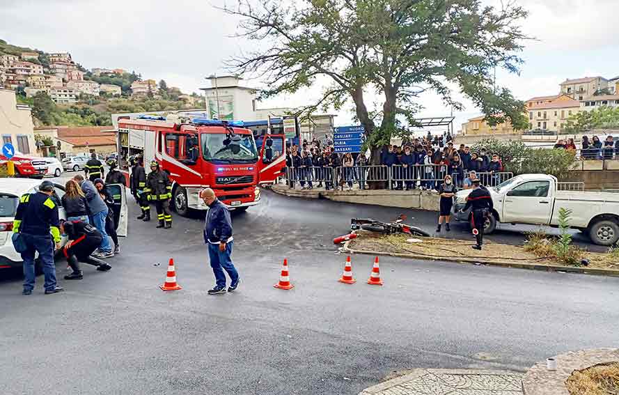 Ozieri, 2 feriti nello scontro tra una moto e un'auto nella rotatoria di via De Gasperi 2 Incidente rotatoria Ozieri auto e moto