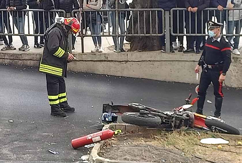 Ozieri, 2 feriti nello scontro tra una moto e un'auto nella rotatoria di via De Gasperi 3 Incidente rotatoria Ozieri