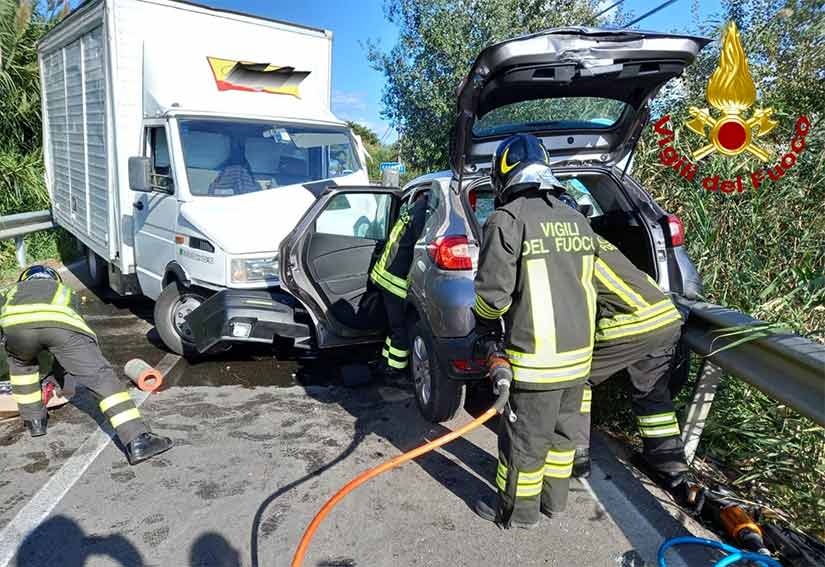 Incidente sulla Sp 25 in direzione Sorso, 4 feriti nello scontro tra un furgone e due auto 2 Incidente sp 25 Sorso