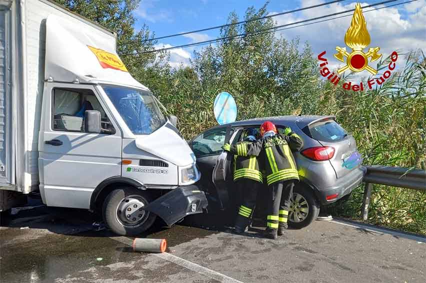 Incidente sulla Sp 25 in direzione Sorso, 4 feriti nello scontro tra un furgone e due auto 1 Incidente stradale sorso sp 25