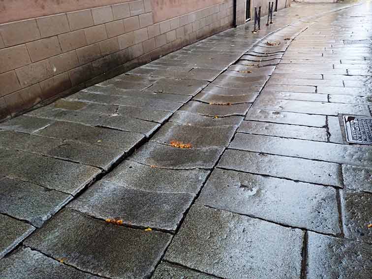 Ozieri, nuovo cedimento in via Umberto del lastricato in granito 2 Avvallamento Via Umberto Ozieri