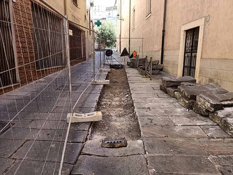 Ozieri, nuovo cedimento in via Umberto del lastricato in granito 3 Lavori Via Umberto Ozieri Giugno