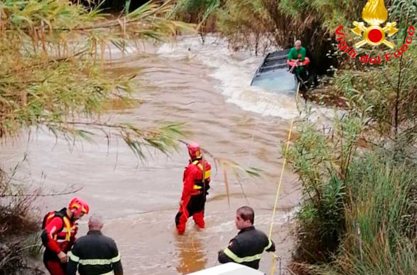 Arzana. Finisce con il fuoristrada nel Rio Quirra: salvato dai Vigili del Fuoco 1 Uomo salvato ad Arzana
