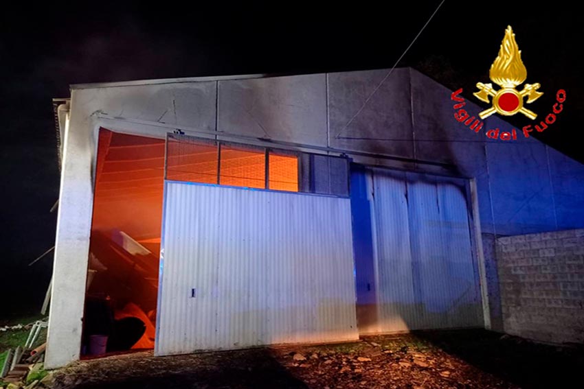 Capannone distrutto da un incendio a Fonni, morti 40 vitelli 1 incndio capannone Fonni