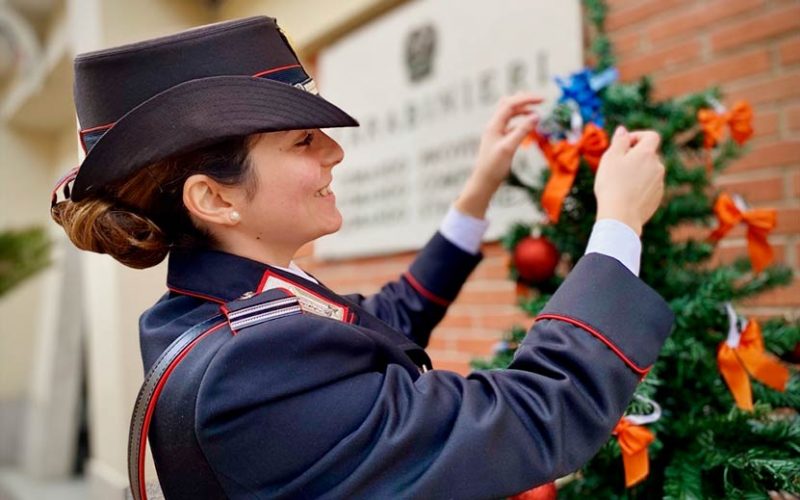 violenza sulle donne albero di Natale Crabinieri di Nuoro