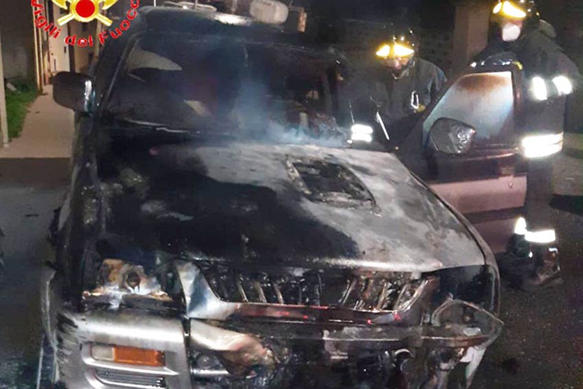 Attentato incendiario a Bolotana fuoristrada