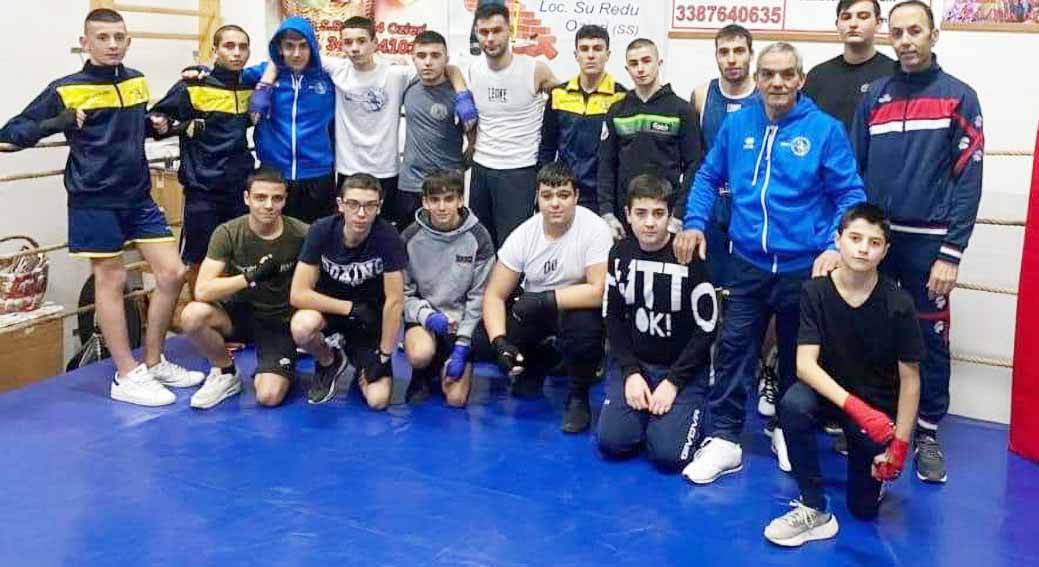 Il Maestro Gregorio Porcu con dirigenti ed allievi dellASD San Nicola Boxe Ozieri