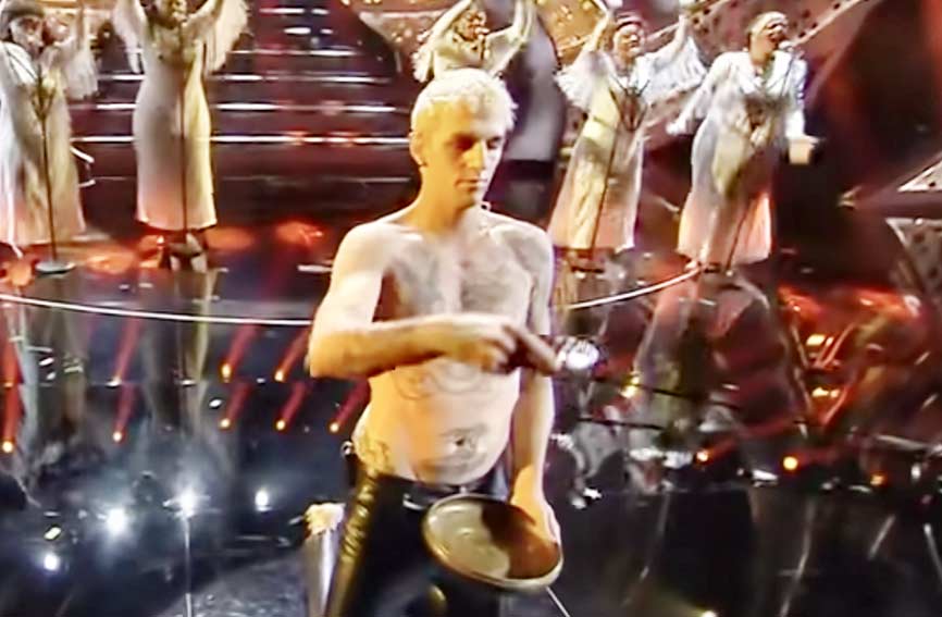 Auto-battesimo di Achille Lauro a Sanremo, il vescovo Suetta: «Penosa esibizione» 1 Achille Lauro Sanremo