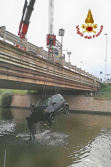Cagliari, auto con 2 persone a bordo finisce nelle acque del canale di Terramaini 2 Auto Canale Cagliari terramaini