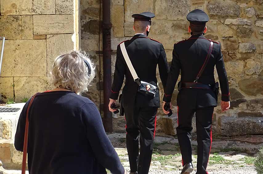 Cortoghiana, rinvenute in casa di un 52enne le stecche di sigarette rubate in tabaccheria 1 Carabinieri a piedi 2