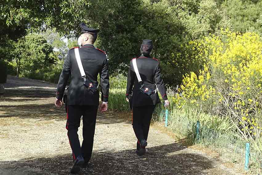 Carabinieri a piedi campagna