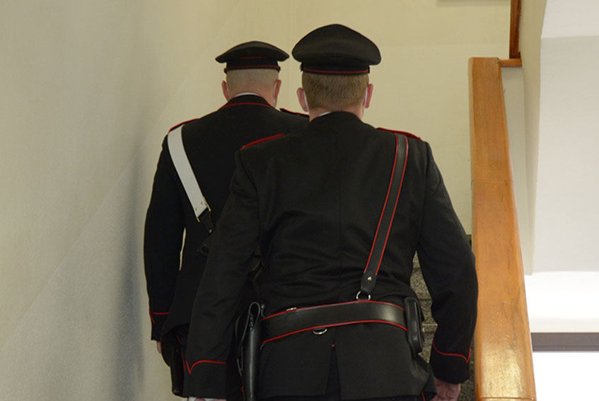 Cede 11 pistole e 50 munizioni a 2 ragazzi: 3 arresti tra Cagliari e Pula 1 Carabinieri abitazione