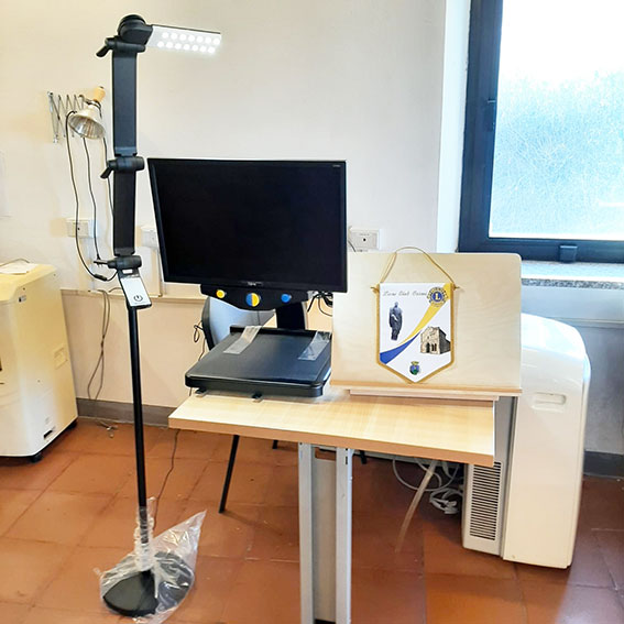 Il Lions Club Ozieri dona alla biblioteca comunale ausili per gli ipovedenti 2 Donazione Lions Club Ozieri Biblioteca