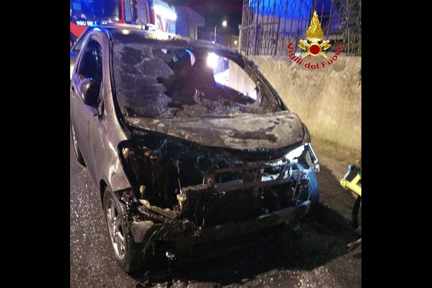 Incendiata nella notte un'auto a Nuoro, indagano i Carabinieri 1 Incendio auto Nuoro